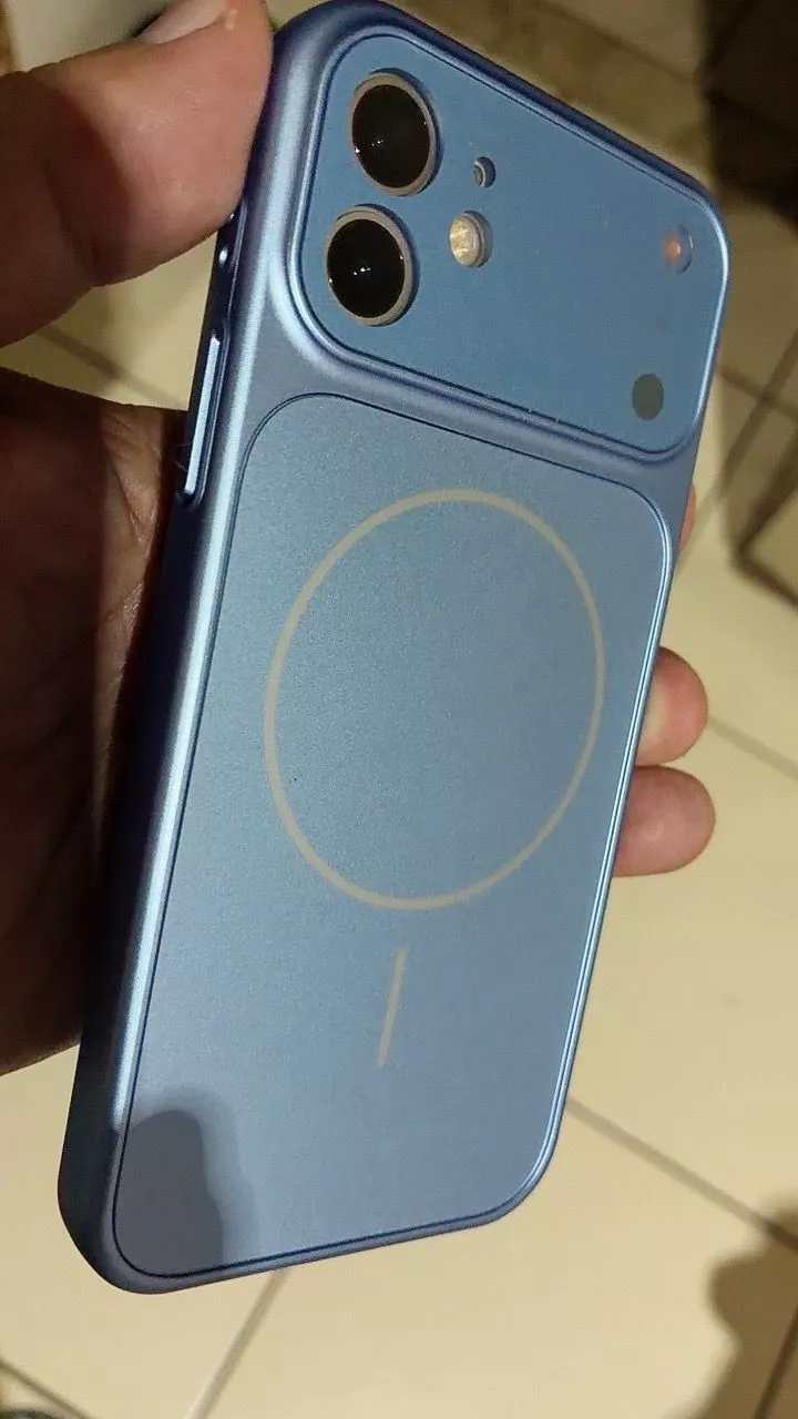 Foto enviada por Natália mostrando a capinha Azul no celular