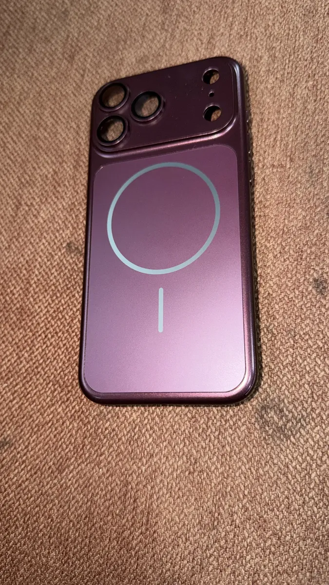 Foto enviada por Larissa mostrando a capinha Cereja no celular